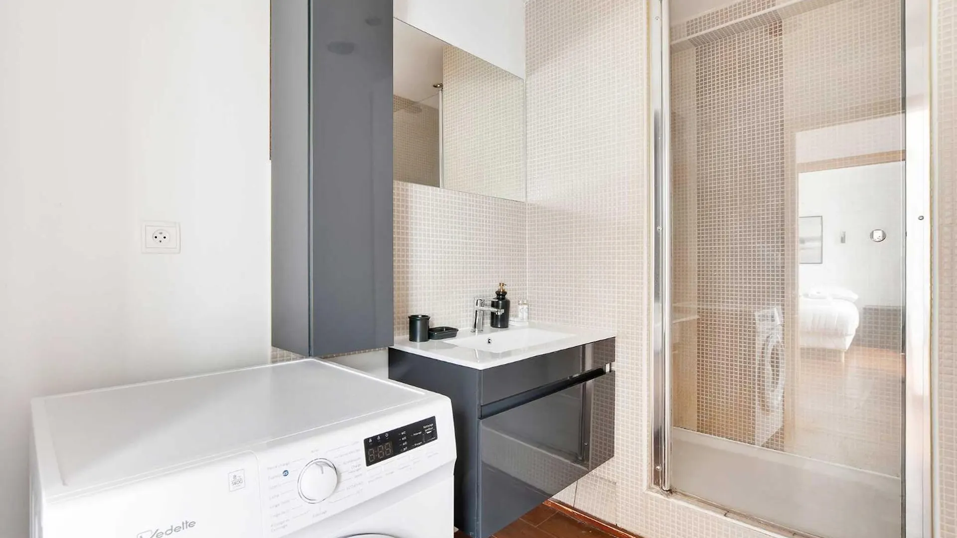 Charming Home Convention Serres Paris 0*,  France