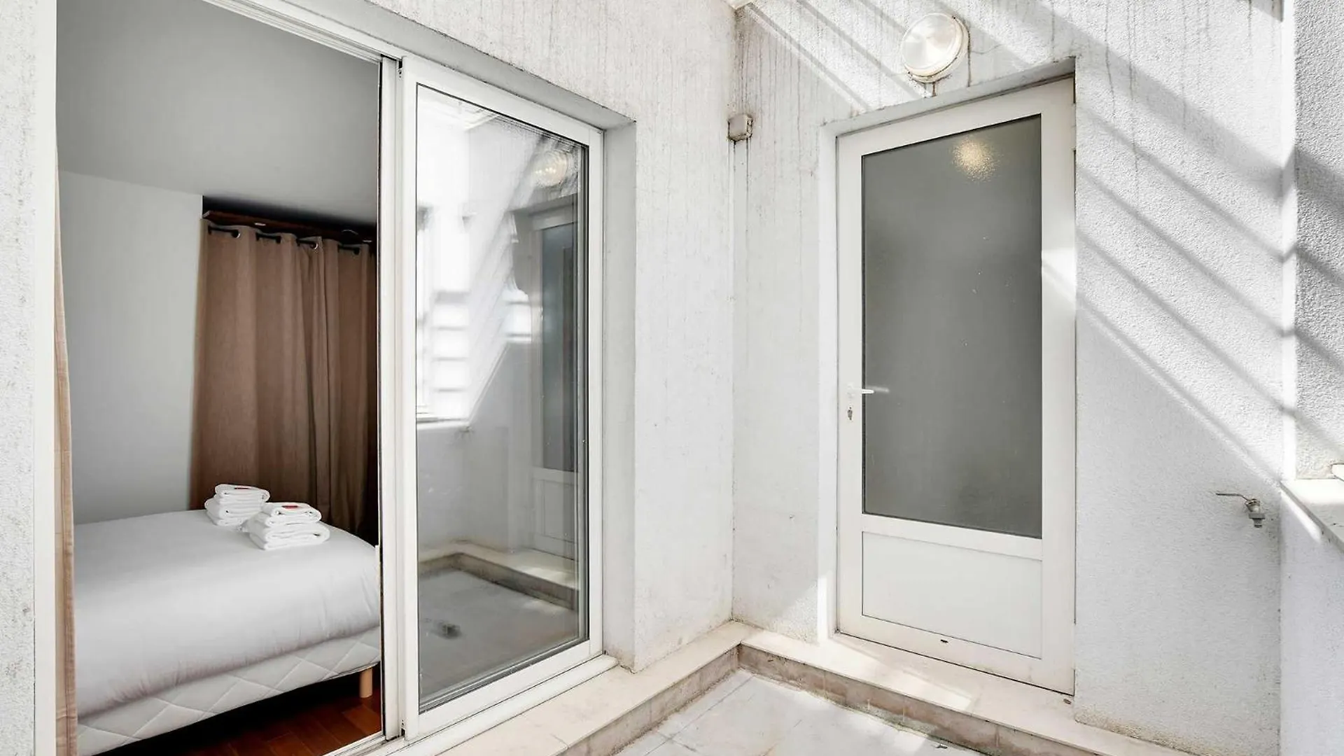 Charming Home Convention Serres Paris France